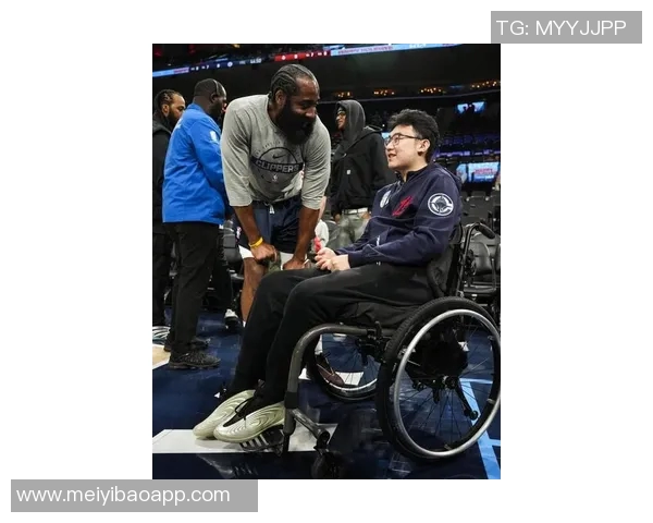 哈登与足球明星亲密互动引发球迷热议共同探讨运动精神与职业生涯